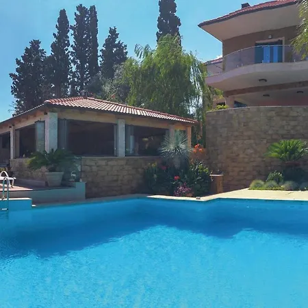 Nice Home In Petalou, Korinthias Hébergement de vacances