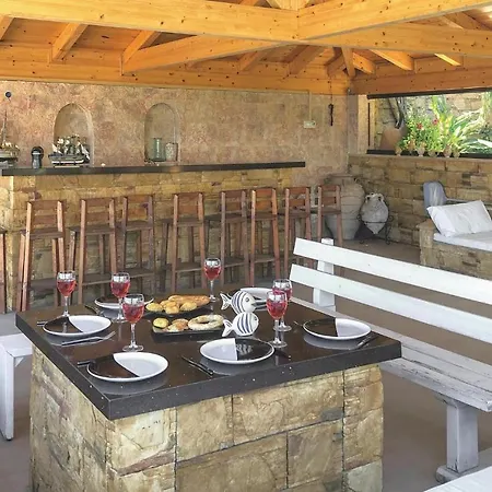 Casa de Férias Stunning In Petalou, Korinthias With 4 Bedrooms, Wifi And Outdoor Swimming Pool *