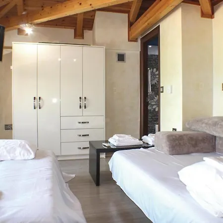 Stunning In Petalou, Korinthias With 4 Bedrooms, Wifi And Outdoor Swimming Pool