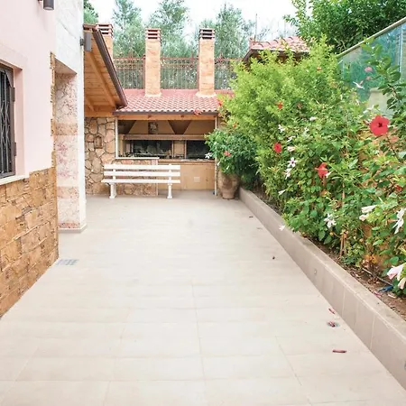 בית נופש Nice Home In Petalou, Korinthias