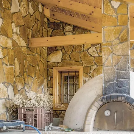 Casa de Férias Stunning In Petalou, Korinthias With 4 Bedrooms, Wifi And Outdoor Swimming Pool