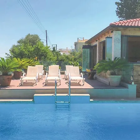 Stunning In Petalou, Korinthias With 4 Bedrooms, Wifi And Outdoor Swimming Pool Casa de Férias Petalou